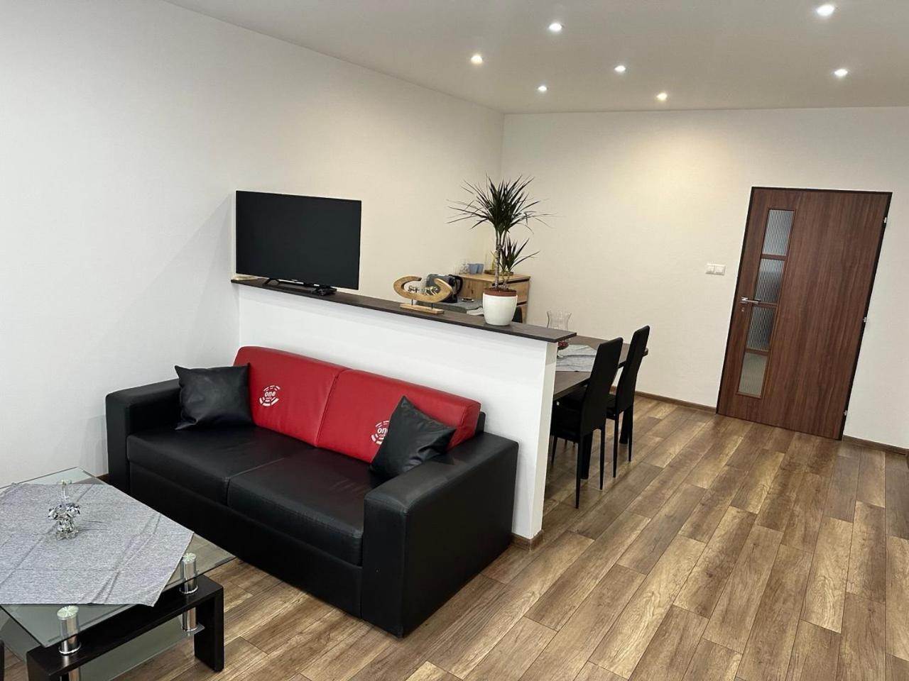 Newly Renovated 2 Rooms Apartment Downtown Nitra Ngoại thất bức ảnh